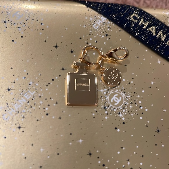AUTHENTIC CHANEL HOLIDAY 2023 CHARM - Picture 6 of 7